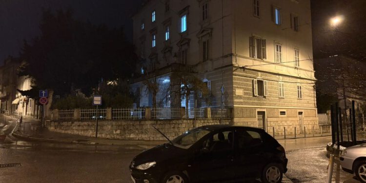 Neobičan prizor na Bačvicama: Ovako stoji satima…