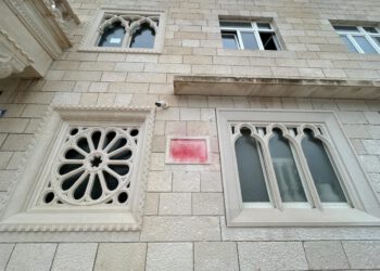 “Nepoznati” divljak oskvrnuo spomen ploču klesarske škole u Pučišćima