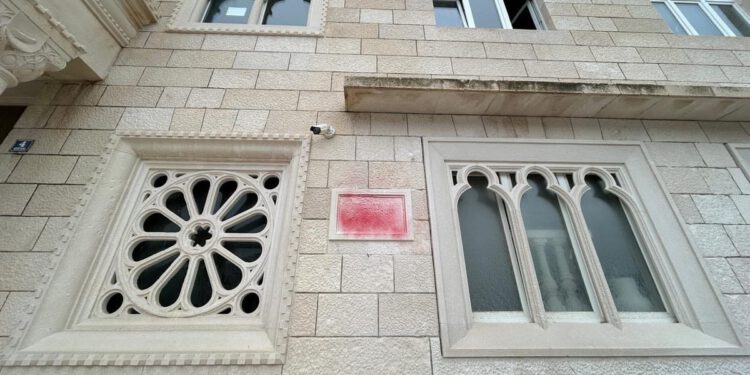 “Nepoznati” divljak oskvrnuo spomen ploču klesarske škole u Pučišćima