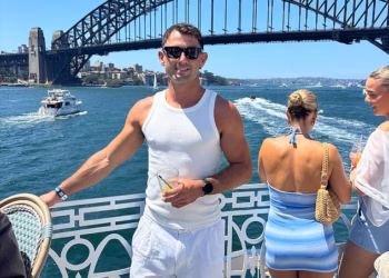 Nesmetano! Chris Nield iz MAFS-a zabavlja se na SeaDecku sa svojim kolegama nakon što je njegova nevjesta model Brook Crompton bacila bombu u trudnoći