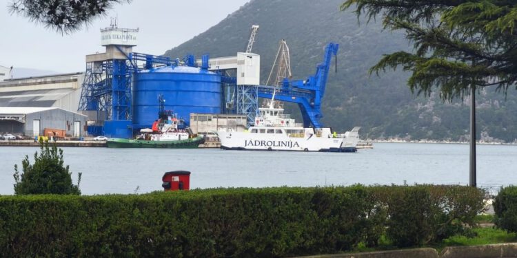 Nešto se događa na moru, lokalni portal javlja da je trajekt Jadrolinije ostao bez pogona i sudario se