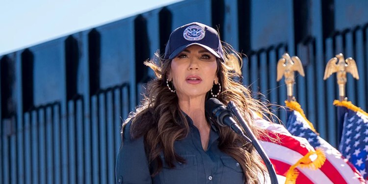 Noem prkosi pozivima da podnese ostavku, hvali pobjedu na granici dok se zatvaranja i neredi vrtlože