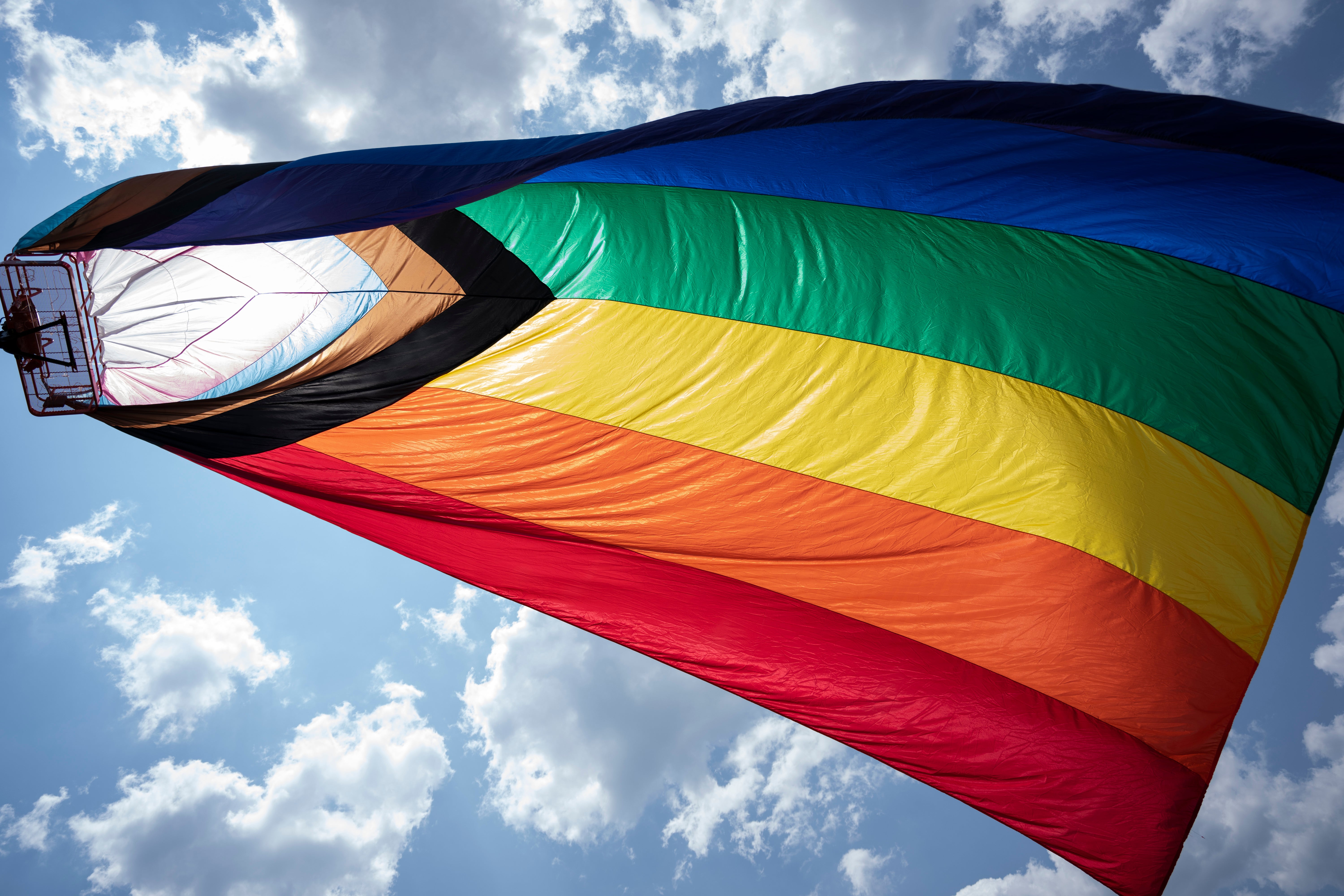 Države diljem zemlje nastojale su ukloniti ikonografiju povezanu s društvenim uzrocima iz učionica, poput zastava s Pridea