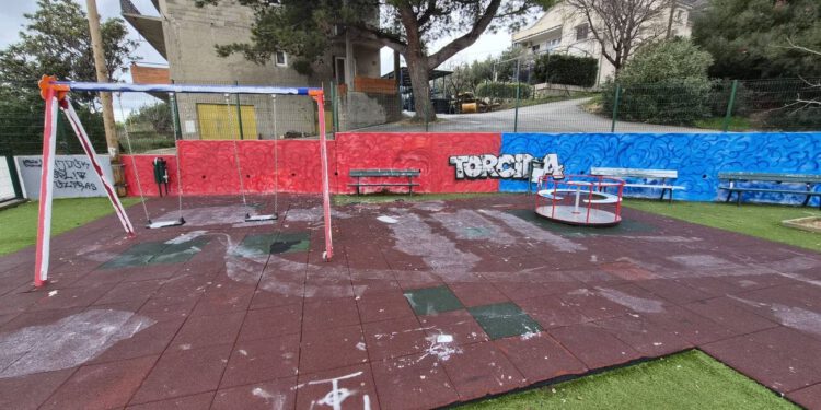 Novo dječje igralište u Solinu devastirano: Grad prijavio slučaj policiji