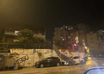 Olujni vjetar u Splitu nosi ograde i kontejnere: Na Sućidru srušena ograda na Vukovarskoj, građani upozoravaju na opasnost