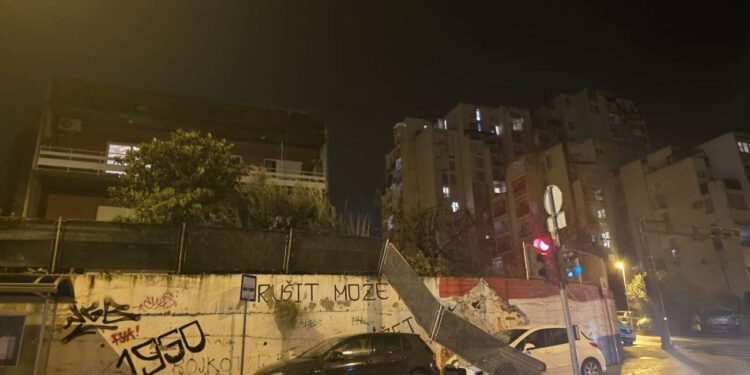 Olujni vjetar u Splitu nosi ograde i kontejnere: Na Sućidru srušena ograda na Vukovarskoj, građani upozoravaju na opasnost