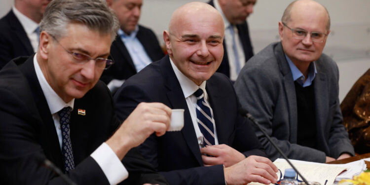 Orešković bjesni na Plenkovića: ‘To je primitivizam, ne domoljublje, zaustavite ih’