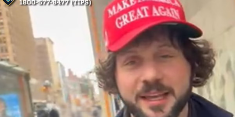 Osumnjičenik MAGA sa šeširom na glavi gađao je ženu i pokušao je zapaliti, kaže NYPD