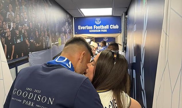 ‘Otresti’ dan roka za transfer od 20 milijuna funti, Dwight McNeil u suzama nakon što je prelazak u Crystal Palace ‘okrutno otrgnut u zadnjoj sekundi bez ikakvog objašnjenja’, kaže njegova djevojka