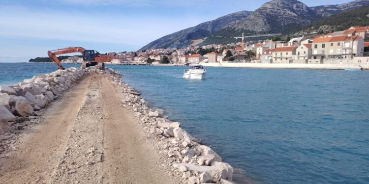 PROŠIRENJE LUKE BOL Radovi napreduju brže od planiranog