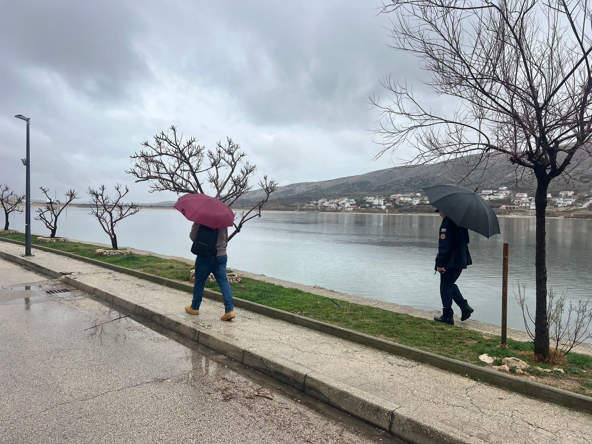 Nadležne službe održale sastanak i obišle teren nakon poplava u Pagu: "Molimo građane da nam se jave!"