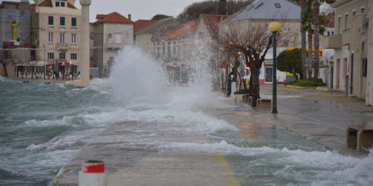 Panika zbog nevremena u Kaštelima: “Mnogi su upali u more. Ljudi su ispalili na živce!”