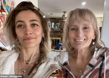 Paris Jackson ponovno se susreće s mamom Debbie Rowe na rijetkoj obiteljskoj fotografiji usred pravnog rata s imanjem Michaela Jacksona