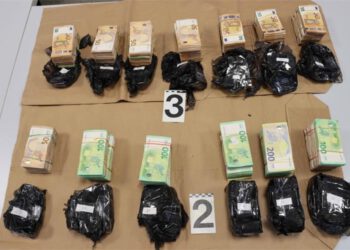 Policija kod 24-godišnjaka u autu pronašla pola milijuna eura: Pogledajte gdje ih je sakrio