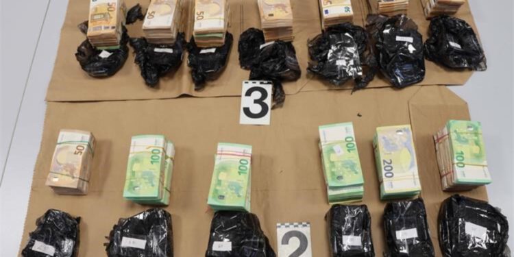 Policija kod 24-godišnjaka u autu pronašla pola milijuna eura: Pogledajte gdje ih je sakrio