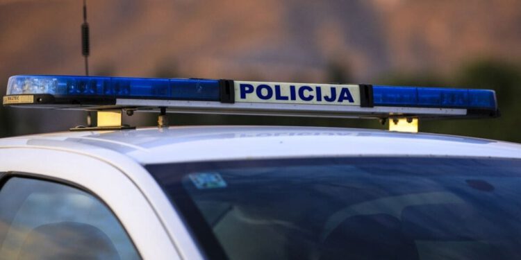 Policija u Dalmaciji kazneno prijavila muškarca zbog nametljivog ponašanja prema ženi
