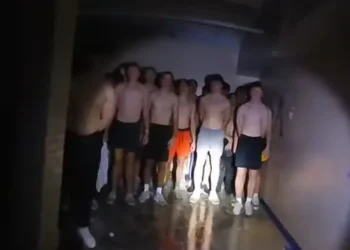 Policija uletjela u podrum zbog dojave o požaru, unutra zatekla 56 mladića s povezima na očima