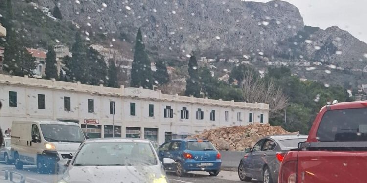 Potpuni kolaps u Omišu: “Ljudi su nervozni, trube, pokušavaju se ubaciti…kaos”