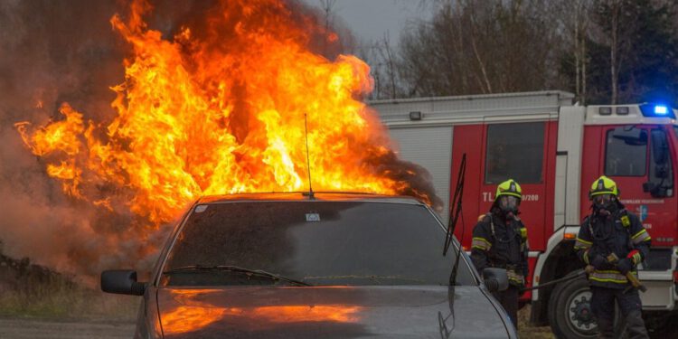Požar automobila u noći: Vatrogasci intervenirali na više lokacija u Splitu