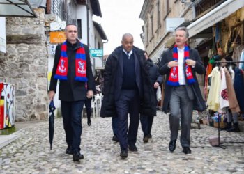 Predsjednik mostarskog Gradskog vijeća sa šalom Crystal Palacea proveo britansku delegaciju kroz Stari grad