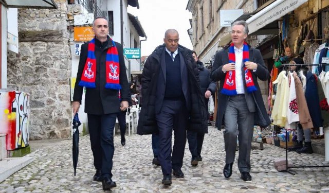 Predsjednik mostarskog Gradskog vijeća sa šalom Crystal Palacea proveo britansku delegaciju kroz Stari grad