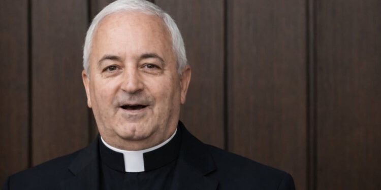 Preminuo don Ivan Ujević – DALMACIJA DANAS