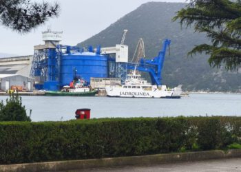 Prilikom zaustavljanja udario je u dva tegljača?!