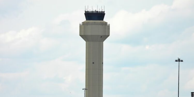 Privatni avion prisiljen je sletjeti nakon što je udario u “više jelena” tijekom polijetanja u zračnoj luci na Floridi