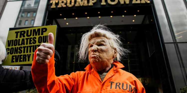 Prosvjednici blokiraju 5. aveniju u New Yorku tijekom flashmoba ispred Trump Towera na Dan predsjednika