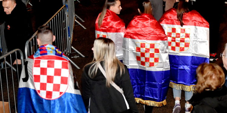 Puhovski našao problem u pjesmi ‘Ako ne znaš šta je bilo’: ‘Znate što se ne spominje u njoj?’