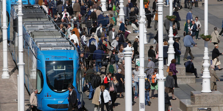 Radio na mobitelu ono što Hrvati rade svaki dan, kaznili ga s 200 eura