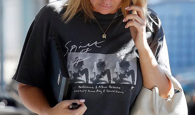 Rebecca Zukowski iz MAFS-a izgleda potišteno dok prvi put izlazi bez vjenčanog prstena dok se njezin brak sa Steveom Powellom raspada