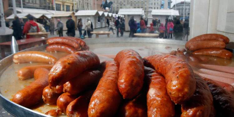 Roditelji u očaju: Šesnaestogodišnji sin pojeo kobasice i umro