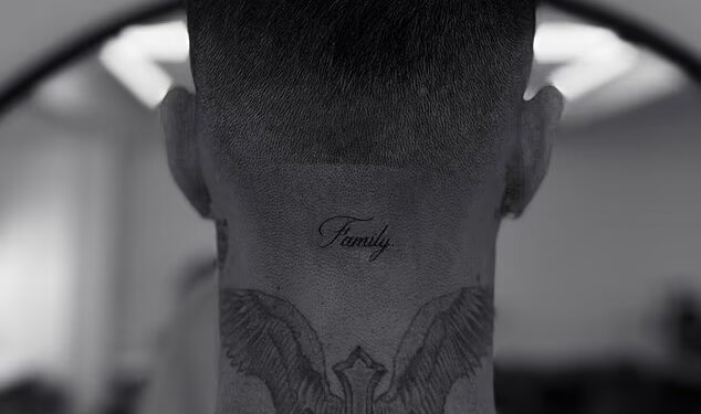 Romeo i Cruz Beckham pokazuju svoje nove tetovaže u čast ‘obitelji’ nakon što je otkriveno da je njihov brat Brooklyn prikrio vlastito tinto