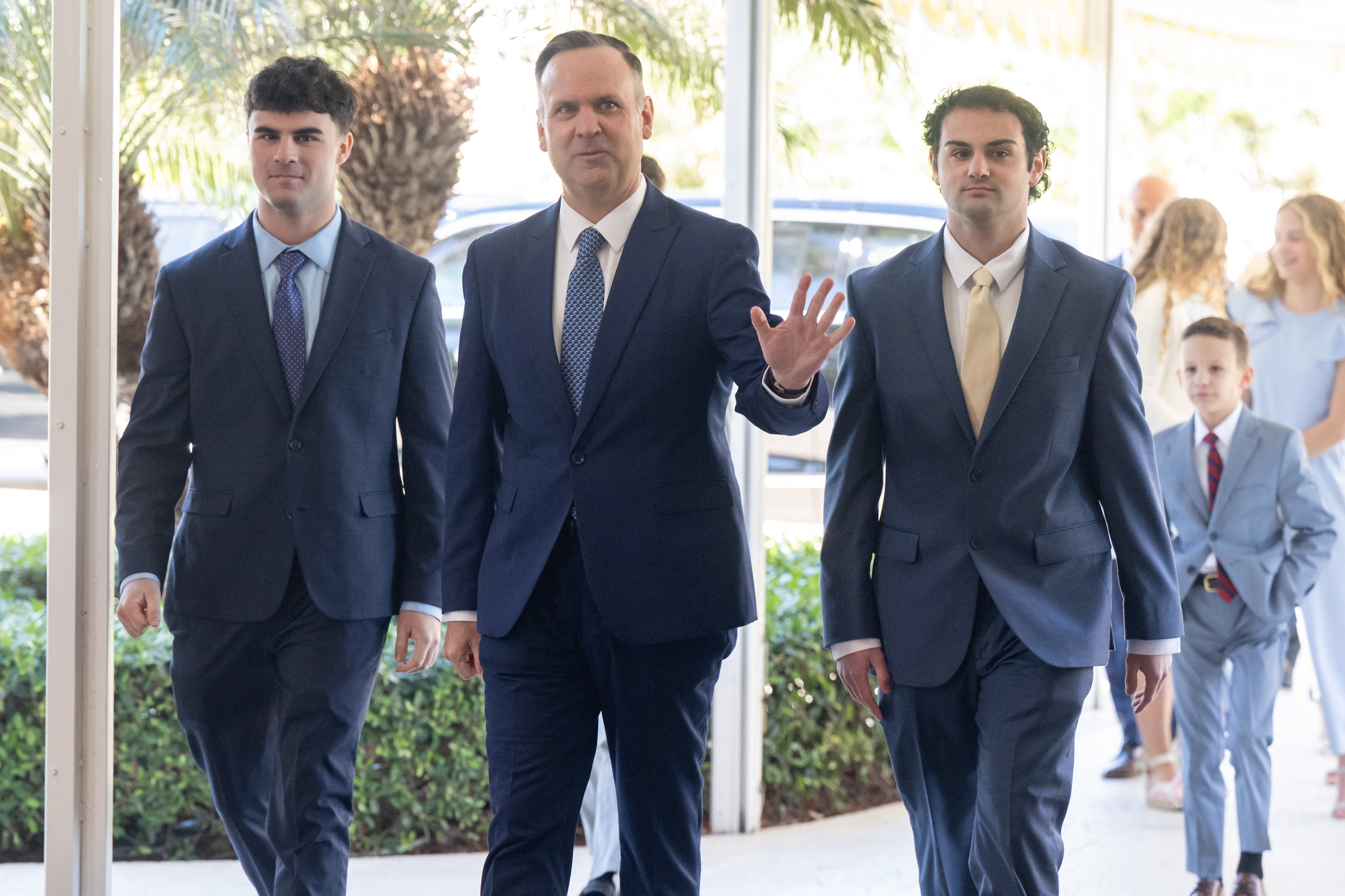 Zamjenik šefa osoblja Bijele kuće Dan Scavino maše dok dolazi