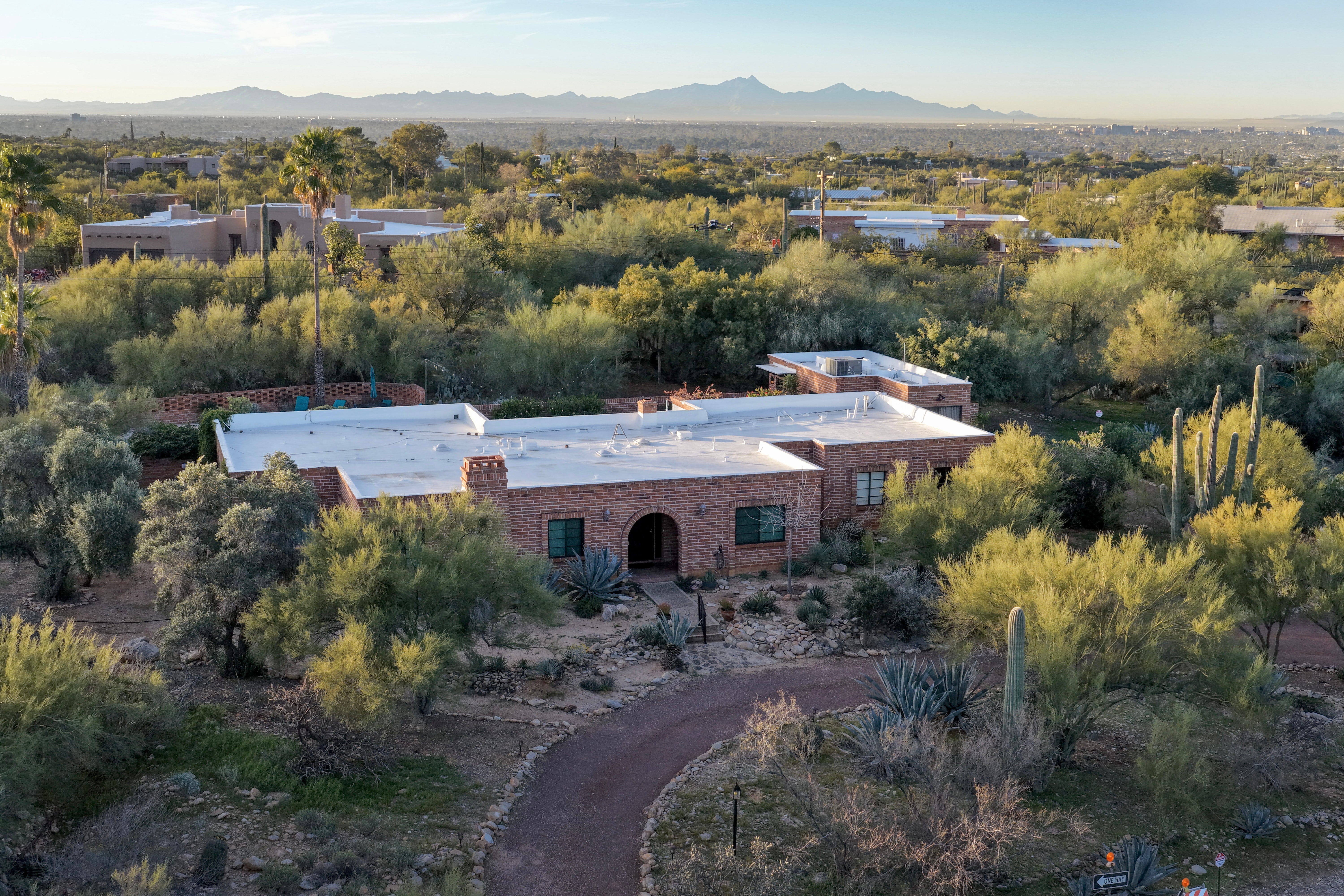 Nalet službenika za provođenje zakona viđen je u kući Nancy Guthrie posljednjih dana dok vlasti rade na vraćanju kuće obitelji nestale žene
