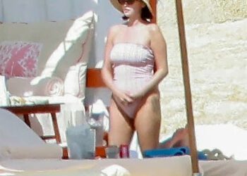 Selena Gomez rijetko se pojavljuje u jednodijelnom ružičastom kupaćem kostimu na jahti tijekom djevojačkog putovanja u Meksiko