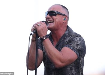 Shannon Noll više ne izgleda ovako! Zvijezda australskog idola pokazuje svježe ošišanu glavu dok zabavlja navijače A-lige u Newcastleu