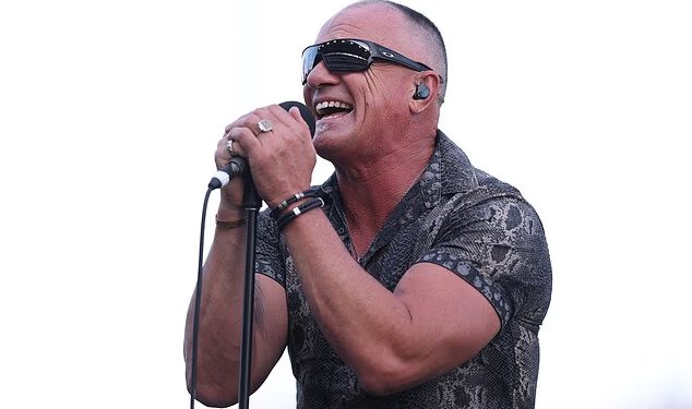 Shannon Noll više ne izgleda ovako! Zvijezda australskog idola pokazuje svježe ošišanu glavu dok zabavlja navijače A-lige u Newcastleu