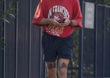 Shia LaBeouf se ljubi i druži s misterioznom ženom u baru u New Orleansu nakon uhićenja