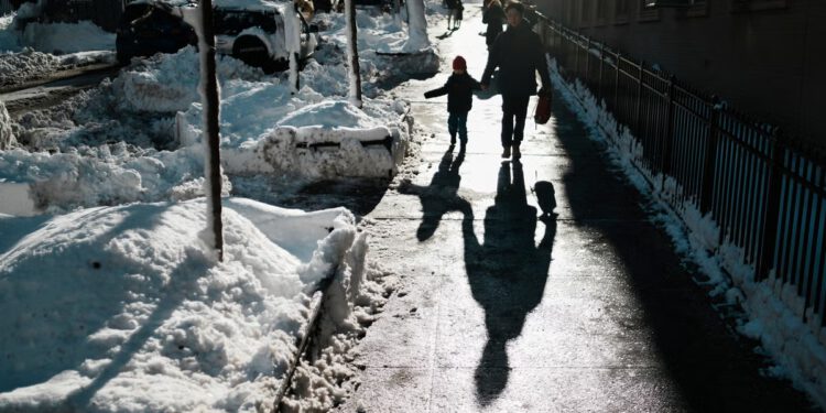 Sjeveroistok SAD-a pokušava očistiti hrpe snijega dok se nova oluja spušta na regiju