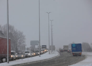 Snijeg izazvao prometni kaos na sjeveru Hrvatske: Autobus s putnicima sletio s ceste