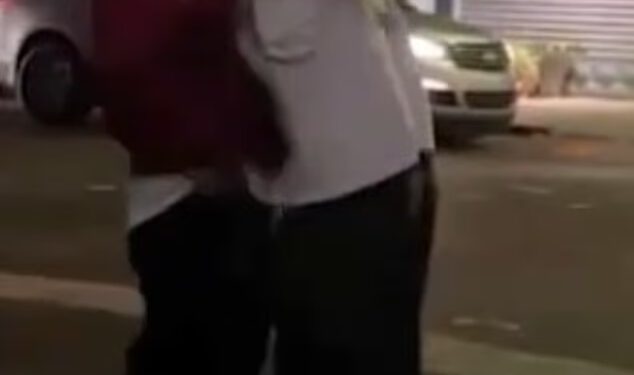 Šokantan trenutak Shia LaBeouf UDARA GLAVOM muškarca ispred bara u New Orleansu u divljoj uličnoj tučnjavi prije nego što je uhićen