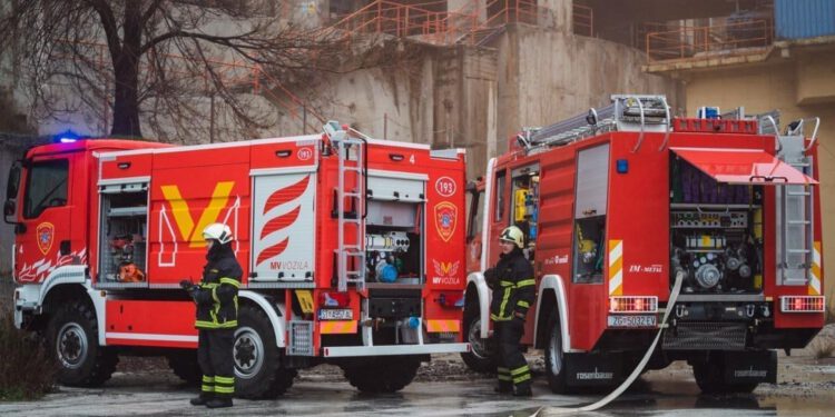 Splitski vatrogasci vadili osobne stvari iz spremnika i otvarali stan, u SDŽ gorjela livada i raslinje