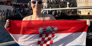Sportske novosti – Dina Levačić postala prva osoba koja je uspješno otplivala oko Svete Helene