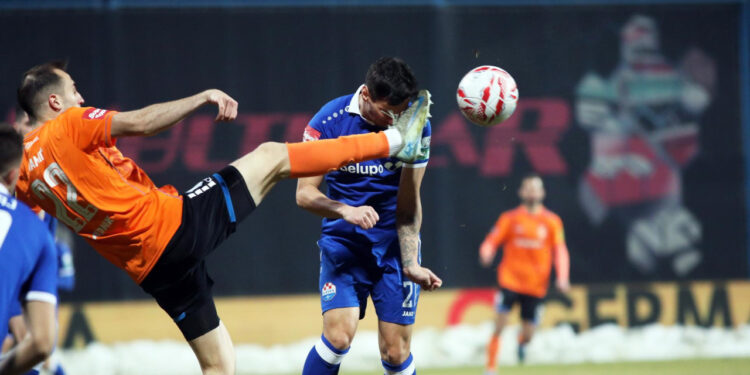 Sportske novosti – FOTO/VIDEO: Uznemirujuća scena u Koprivnici, hitna pomoć odvela u bolnicu igrača Slavena!