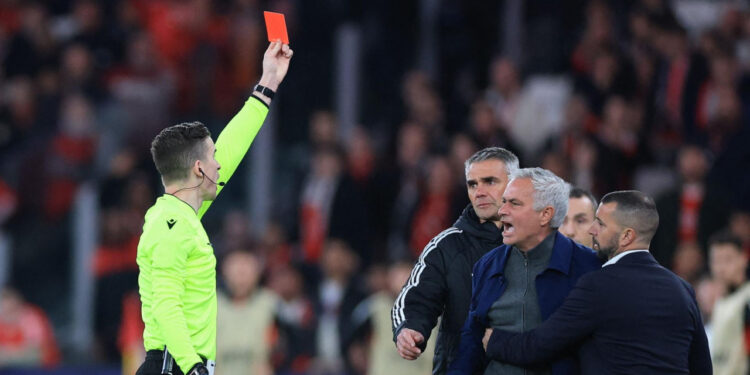 Sportske novosti – Mourinho nakon totalnog kaosa u Lisabonu: ‘Sudac je imao papirić na kojem su pisala tri imena’