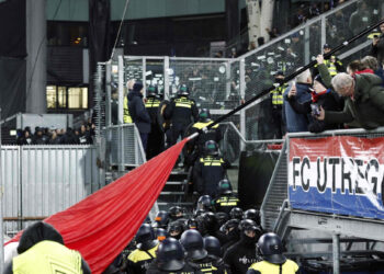 Sportske novosti – Nesvakidašnja situacija u Europskoj ligi: Dvoboj kasnio 50 minuta zbog navijačkih nereda