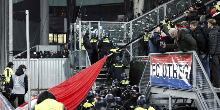 Sportske novosti – Nesvakidašnja situacija u Europskoj ligi: Dvoboj kasnio 50 minuta zbog navijačkih nereda