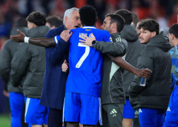 Sportske novosti – Real slavio u kaosu: Utakmica bila prekinuta zbog rasističkog incidenta, Mourinho dobio crveni!